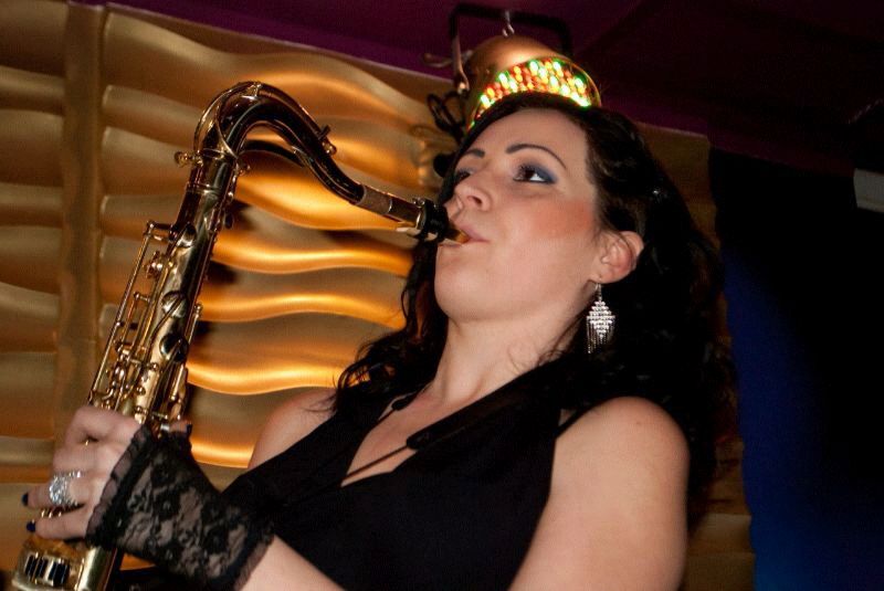female saxophone player kalyan-dombivli