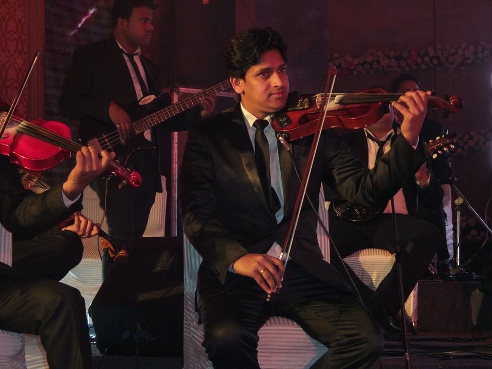 male violin player kalyan-dombivli